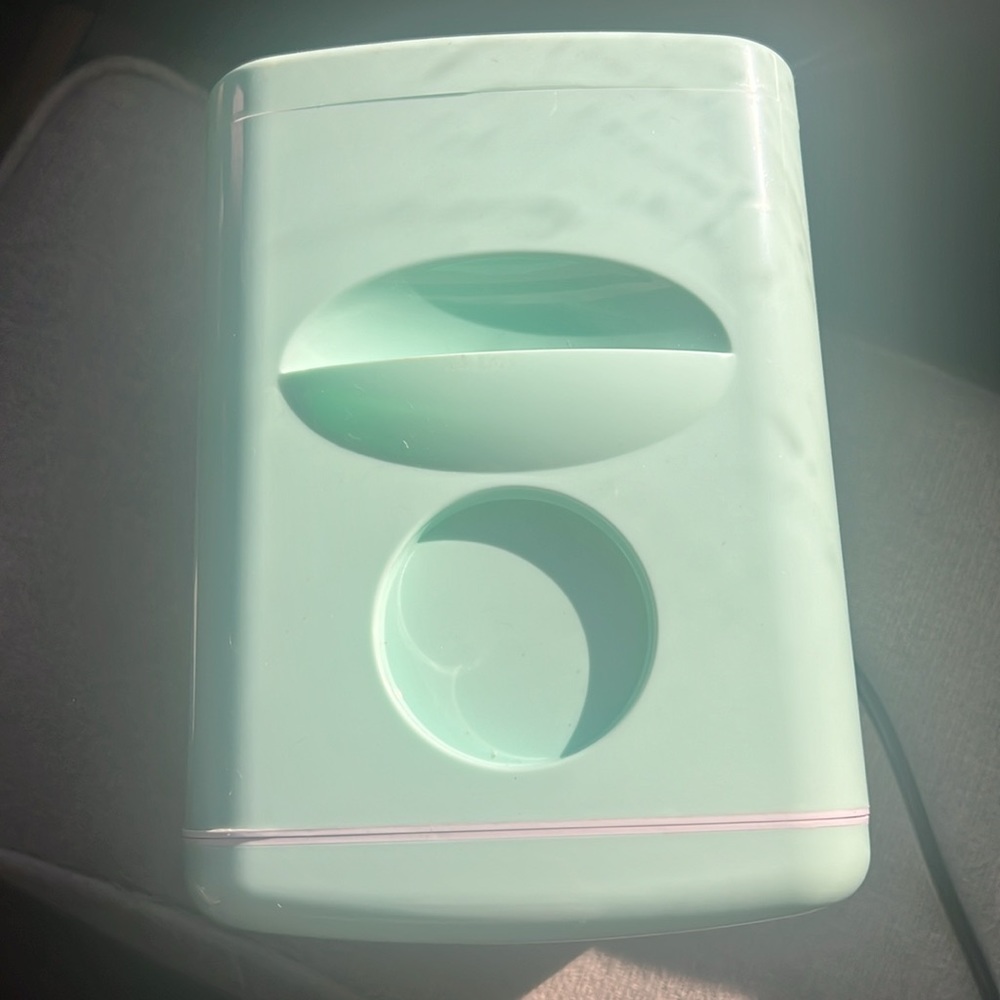 Frigidaire Mini Cooler - Picture 3 of 7